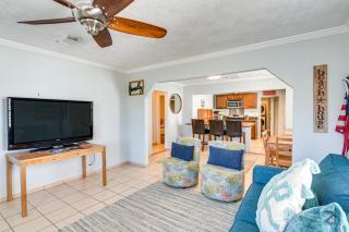 Less Than 1 Mi to Beach! Family-Friendly Galveston Home - 7