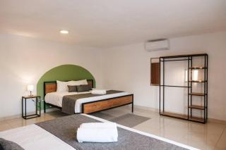 Colomos, 5 BR w/AC king bed, backyard & parking. - 9