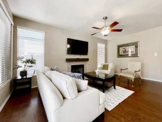 Balcony! patio! outdoor dining! pool! 4 bedrooms! - Chandler - 6
