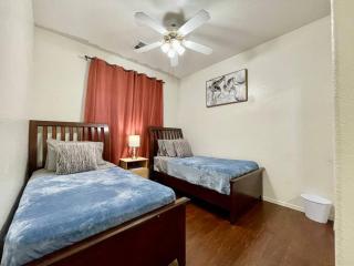 Balcony! patio! outdoor dining! pool! 4 bedrooms! - Chandler - 5