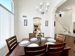 Balcony! patio! outdoor dining! pool! 4 bedrooms! - Chandler - 2