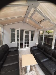 Lovely and Spacious Room with Conservatory - 2