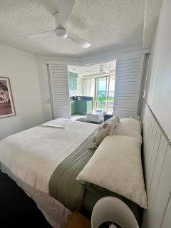 8th Floor Sunny Escape at Landmark Resort - Mooloolaba - 3