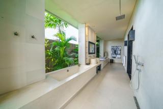 Exquisite 4BD Luxury Villa in the Heart of Berawa - Canggu - 2