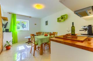 2-bdr apt with shared garden 3 min walk to beach - Split - 0
