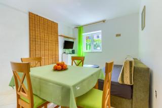 2-bdr apt with shared garden 3 min walk to beach - Split - 3