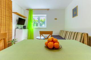 2-bdr apt with shared garden 3 min walk to beach - Split - 2
