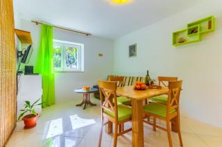 2-bdr apt with shared garden 3 min walk to beach - Split - 4
