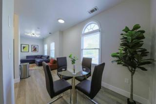 Minutes to Broadway with 2 KING beds for 6 plus optional garage parking - Nashville - 9