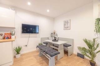 Central Windsor 1BR Gem - 8