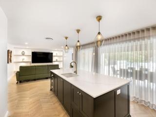 Riverfront Oasis Spacious 5BR Luxury w 10m Pool - East Hills - 9