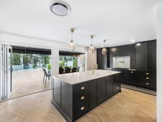 Riverfront Oasis Spacious 5BR Luxury w 10m Pool - East Hills - 7