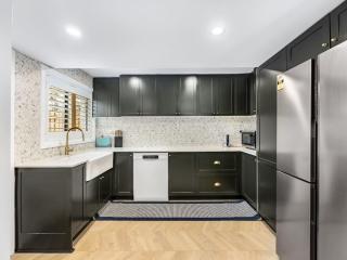 Riverfront Oasis Spacious 5BR Luxury w 10m Pool - East Hills - 6