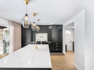Riverfront Oasis Spacious 5BR Luxury w 10m Pool - East Hills - 2