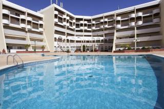 O Apartamento A Ramos Palmeira Galé Está inserido num Condomínio com PISCINA, Fica apenas a 250 Metros da Praia da Galé - Apartamento com Ar Condicionado na Sala, Smart TV com Prime Vídeo e Cozinha Completa - Albufeira - 8