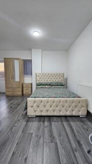 Double Bedroom with private bathroom and shared kitchen - Oldbury - 0