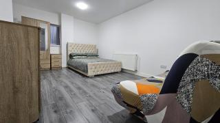 Double Bedroom with private bathroom and shared kitchen - Oldbury - 5