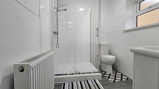 Double Bedroom with private bathroom and shared kitchen - Oldbury - 4