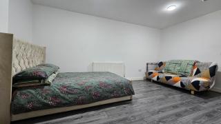 Double Bedroom with private bathroom and shared kitchen - Oldbury - 1