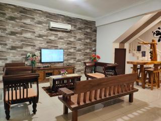 Wood Theme Home / town centre / 18pax - Malacca - 0