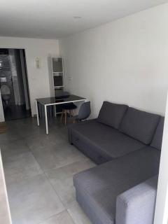 Studio moderne entièrement rénové. - - 3