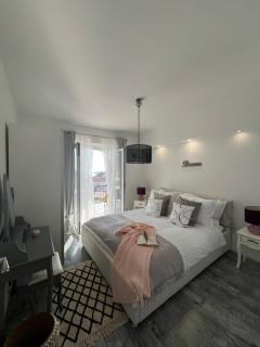 DiVine Luxury Apartment - 9