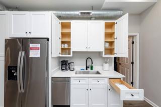The Secret West Loop Oasis for up to 4 guests with 4K Smart HDTV (Roku/Netflix) and fast dedicated Internet! - Chicago - 4