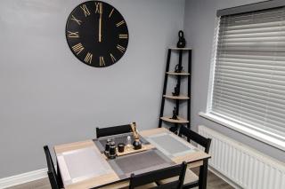 Large Home - FREE PARKING, BUSINESS STAYS, RELOCATORS, FAMILIES - 4