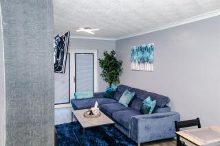 Large Home - FREE PARKING, BUSINESS STAYS, RELOCATORS, FAMILIES - 7