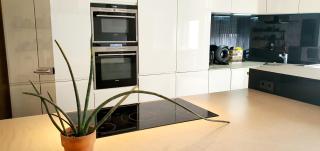 Helles Zimmer mit Kingsize-Bett - 1