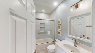 Seaside Haven Lakeside Villa Retreat in Litchfield - 9