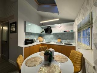 Balcony Bliss Main Square Loft - 2