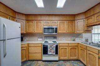 Rustic Flames & 4-Bedroom Comfort - West Monroe - 0