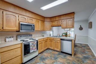 Rustic Flames & 4-Bedroom Comfort - West Monroe - 2