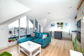 Chic City 1 Bedroom Apartment with Balcony Views - 0