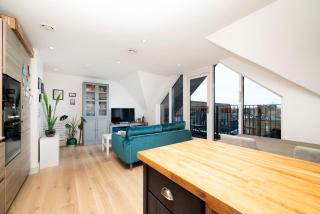 Chic City 1 Bedroom Apartment with Balcony Views - 8