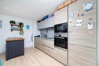 Chic City 1 Bedroom Apartment with Balcony Views - 6