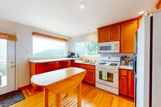 Ocean View Getaway - Shelter Cove - 3