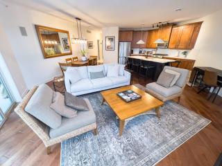 Lakeside Luxe Haven - 4