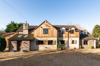 Cheerful 7-bedroom house with hot tub sleeps 25 - Iron Acton - 9