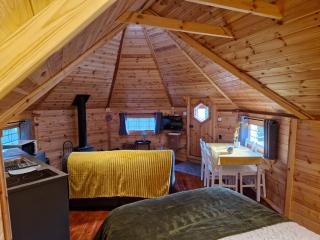 The Hive - Unique log cabin with wood burning stove - Ludchurch - 3
