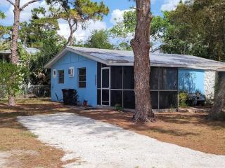Dolphin Updated Cottage On River - 1 Mile to Beach Kitchen Washer Dryer - Bonita Springs - 0