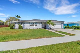 Inviting Lakeview Home l Pool l Close to Beaches - Marco Island - 9