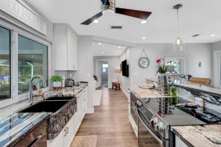 Inviting Lakeview Home l Pool l Close to Beaches - Marco Island - 1