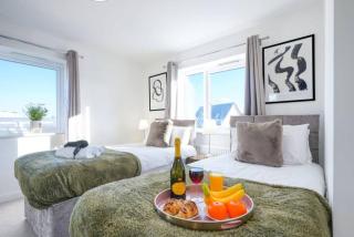 Stunning 4 Bedroom 2 Bathroom House - Close to City Centre - Sleeps 8 - Free Parking, Super-Fast Wifi and Smart TVs by Yoko Property - 5