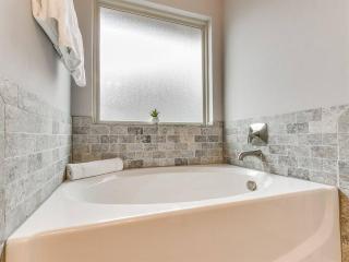 Gorgeous Edmond Home- Large Covered Patio! - 2