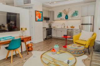 The Hive 102 King with Balcony Pet Friendly - Wilmington - 8