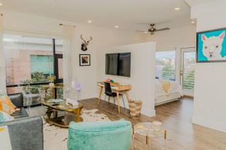 The Hive 202 King With Balcony - Wilmington - 9