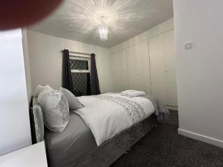 Comfortable, spacious 2 Bedroom house close to Etihad Stadium - Stalybridge - 2
