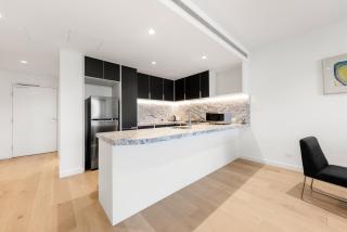 Central 2 Bedroom Apartment Melbourne with Parking - 4